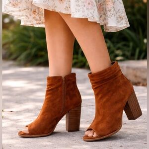 Women's Bella Marie Sarah-28 Whiskey Suede
Chunky Heel Peep Toe Ankle Boots